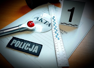 lupa oraz naszywka policyjna