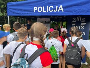 zdjęcie policjantów wspólnie z dziećmi