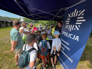 zdjęcie policjantów oraz dzieci