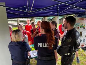 zdjęcie policjantów oraz dzieci
