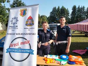 zdjęcie policjantów i dzieci podczas pikniku