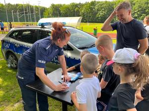 Policjanci podczas spotkania z dzieciakami