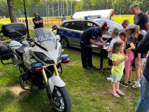 policyjny motocykl i dzieci