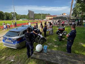 policjanci podczas spotkania z dziećmi
