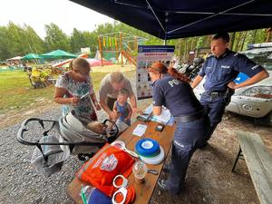Policjanci promują zawód policjanta przy swoim stanowisku promocyjnym