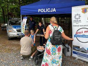 Policjanci promują zawód policjanta przy swoim stanowisku promocyjnym
