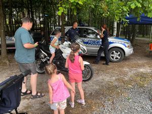 Policjanci promują zawód policjanta przy swoim stanowisku promocyjnym