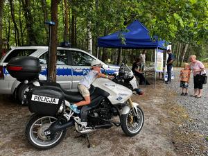 Policjanci promują zawód policjanta przy swoim stanowisku promocyjnym