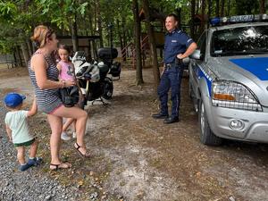 Policjanci promują zawód policjanta przy swoim stanowisku promocyjnym