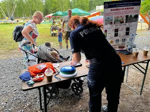 Policjanci promują zawód policjanta przy swoim stanowisku promocyjnym