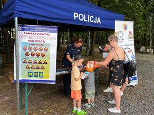 Policjanci promują zawód policjanta przy swoim stanowisku promocyjnym