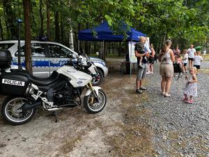 Policjanci promują zawód policjanta przy swoim stanowisku promocyjnym