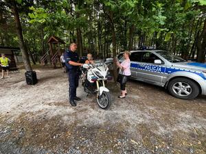 Policjanci promują zawód policjanta przy swoim stanowisku promocyjnym