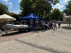 Policjanci przy swoim stanowisku promocyjnym