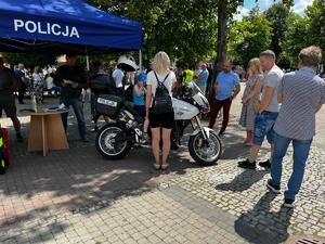Policjanci przy swoim stanowisku promocyjnym