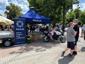 Policjanci przy swoim stanowisku promocyjnym
