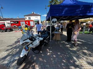 Policjanci przy swoim stanowisku promocyjnym