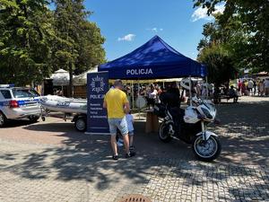 Policjanci przy swoim stanowisku promocyjnym