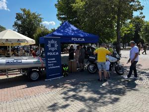 Policjanci przy swoim stanowisku promocyjnym