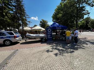 Policjanci przy swoim stanowisku promocyjnym