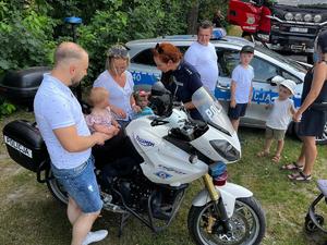 Policjanci podczas spotkania z dziećmi