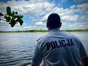 Policjant nad jeziorem