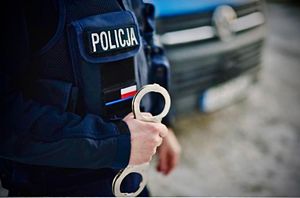 Policjant trzyma kajdanki
