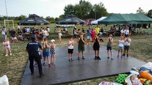 Policjanci podczas pikniku w Zarębkach