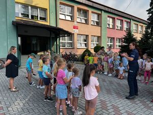 Policjanci podczas spotkania z dziećmi