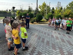 Policjanci podczas spotkania z dziećmi