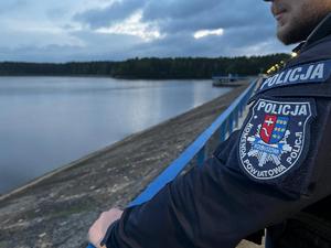 Policjanci monitorują stan rzek