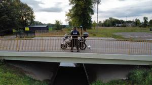 Policjanci monitorują stan rzek