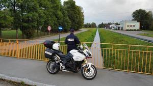 Policjanci monitorują stan rzek