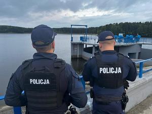 Policjanci monitorują stan rzek