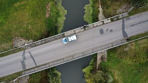 Policjanci monitorująca stan rzek