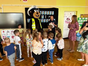 Policjanci oraz miś POPO z przedszkolakami