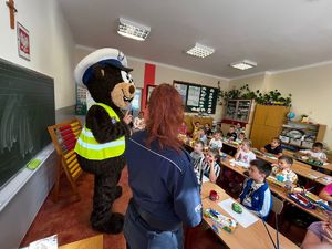 Policjanci oraz miś POPO z przedszkolakami