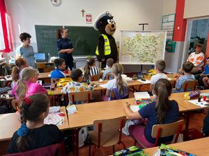 Policjanci oraz miś POPO z przedszkolakami