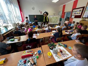 Policjanci oraz miś POPO z przedszkolakami