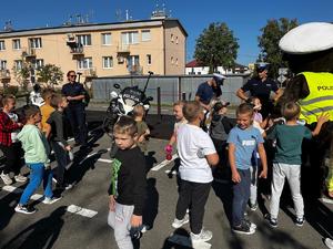 Policjanci podczas działań z uczniami