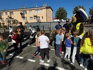 Policjanci podczas działań z uczniami