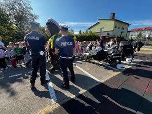 Policjanci podczas działań z uczniami
