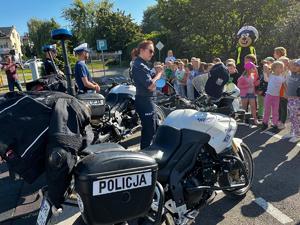 Policjanci podczas działań z uczniami