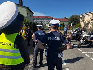Policjanci podczas działań z uczniami