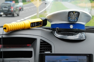 czapka policyjna oraz urządzenie do badania stanu trzeźwosci
