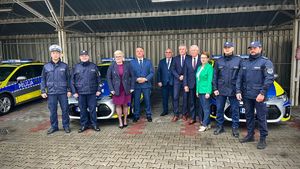 Policjanci oraz zgromadzeni goście podczas przekazania nowych radiowozów.