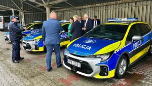 Policjanci oraz zgromadzeni goście podczas przekazania nowych radiowozów.