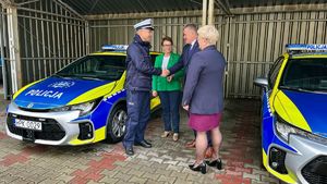 Policjanci oraz zgromadzeni goście podczas przekazania nowych radiowozów.