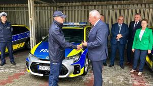Policjanci oraz zgromadzeni goście podczas przekazania nowych radiowozów.