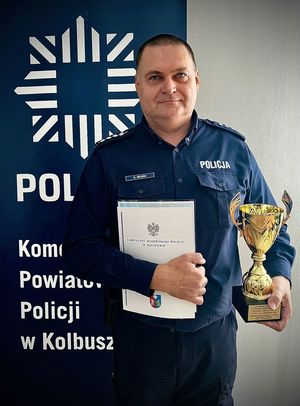zdjęcie policjanta z pucharem w ręku